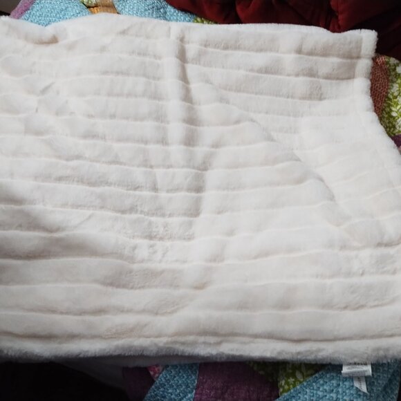 Faux Fur Throw - Picture 1 of 2